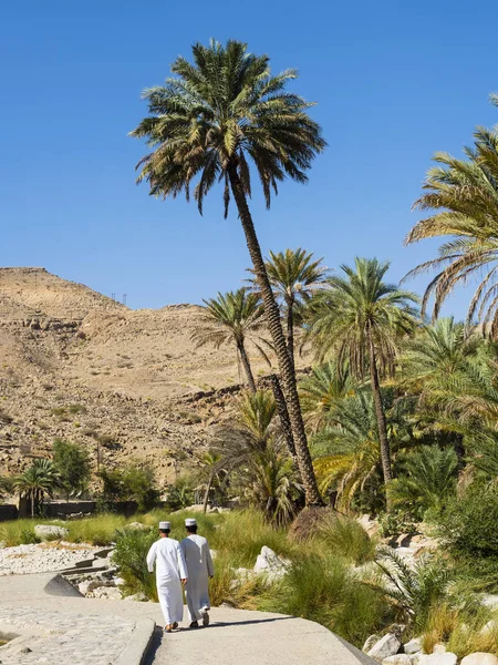 Oman Sharqiyah Back View Two Men Way Wadi Bani Khalid — Stock Photo, Image