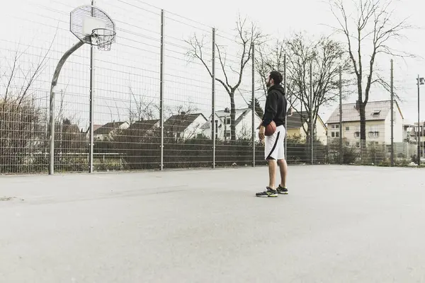 Unga Basketspelare Framför Basketkorg — Stockfoto