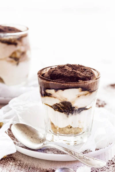 Vista Vicino Tiramisu Con Cacao Bicchieri Piccoli — Foto Stock