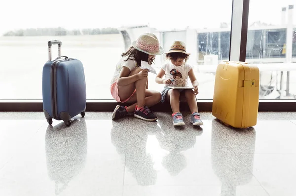 Dwie Małe Dziewczynki Czekając Lotnisku Grając Cyfrowego Tabletu — Zdjęcie stockowe