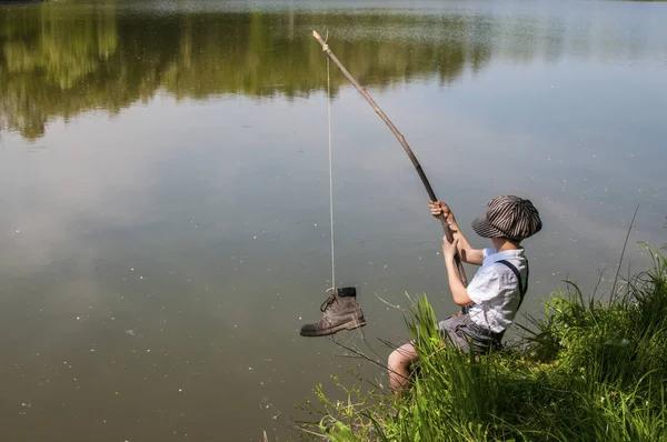 意大利 小男孩钓鱼鞋 — 图库照片