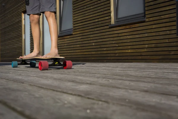 Πόδια Του Αγοριού Που Στέκεται Στο Skateboard Του — Φωτογραφία Αρχείου