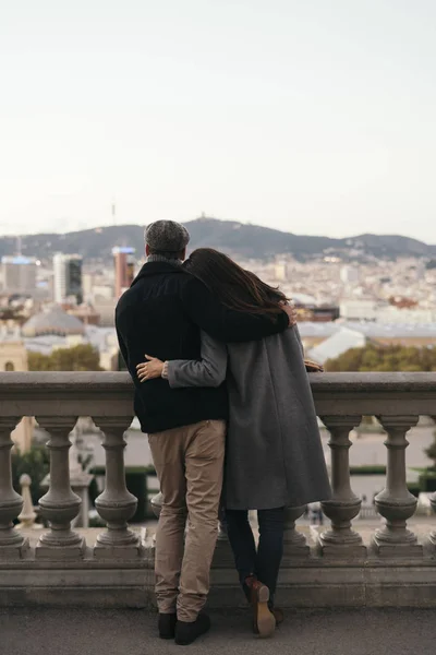 España Barcelona Pareja Brazo Brazo Mirando Ciudad — Foto de Stock