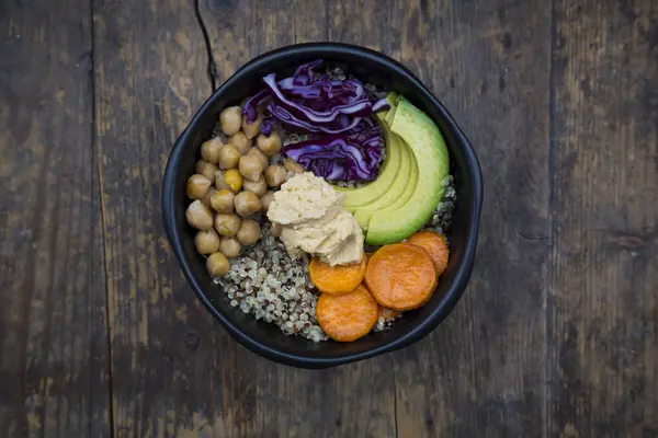 Bowl of quinoa with avocado and hummus — Stock Photo, Image