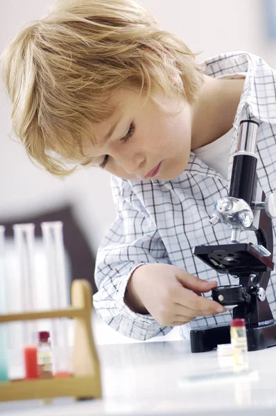 Retrato Niño Rubio Usando Microscopio — Foto de Stock