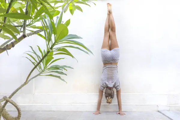 Mujer Haciendo Soporte Manos Una Pared —  Fotos de Stock