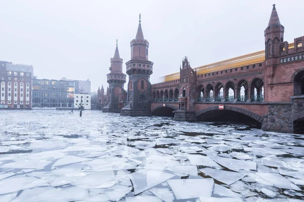 Alemanha Berlim Ponte Oberbaum Com Trem Subterrâneo Condução Inverno — Fotografia de Stock