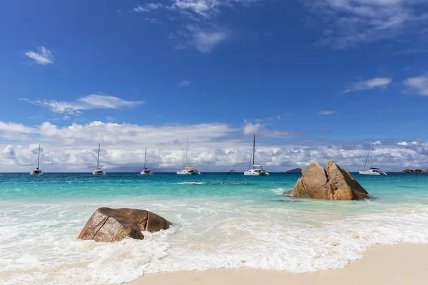 Σεϋχέλλες Praslin Anse Lazio Παραλία Και Καταμαράν — Φωτογραφία Αρχείου