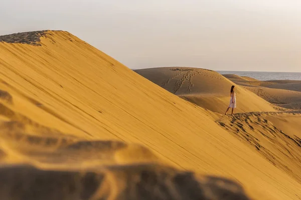 砂丘を歩いている女性 — ストック写真