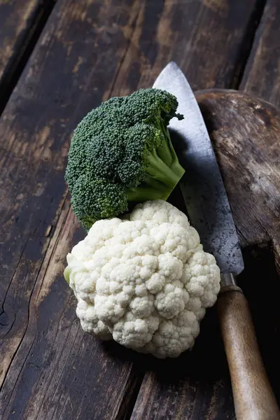 Färsk Broccoli och blomkål med kniv — Stockfoto