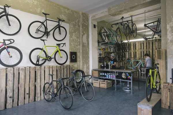 オーダーメイドの自転車店で作業を行うメカニック — ストック写真