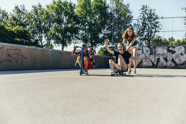 Drei Verspielte Teenager Freunde Haben Spaß Mit Roller Und Skateboard — Stockfoto