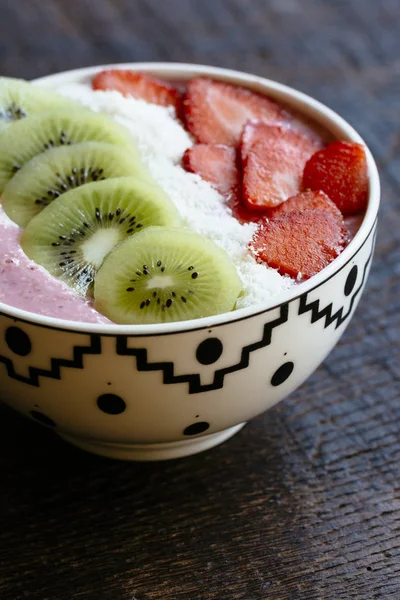 Schüssel Erdbeer-Smoothie mit Kiwi in Scheiben — Stockfoto