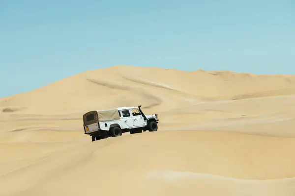 Έρημο Namib Swakopmund Αυτοκίνητο Οδήγηση Ανάμεσα Στους Αμμόλοφους Στην Έρημο — Φωτογραφία Αρχείου