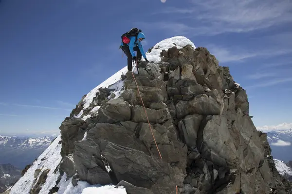 Aletschhorn からペニン アルプス スイス連邦共和国の降下 — ストック写真