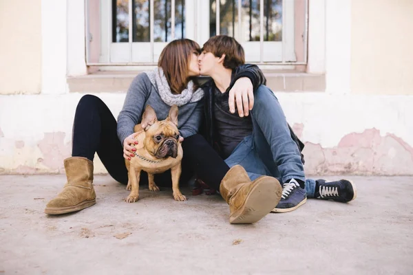 Young Couple French Bulldog Sitting Ground Kissing — Stock Photo, Image