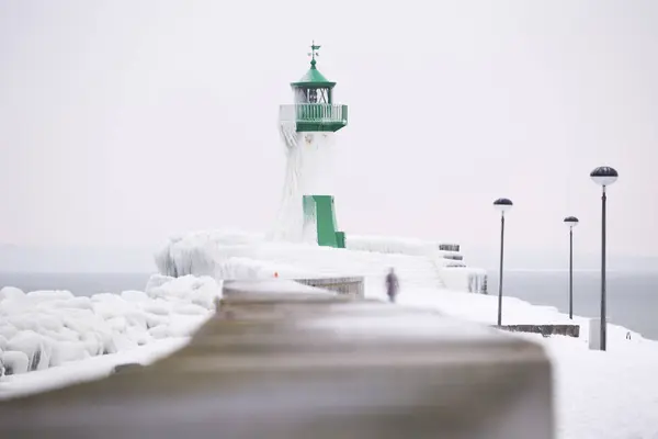 Vista del faro en invierno nevado — Foto de Stock