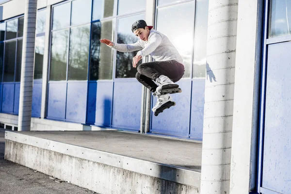 Man doing trick on inline skates — Stock Photo, Image