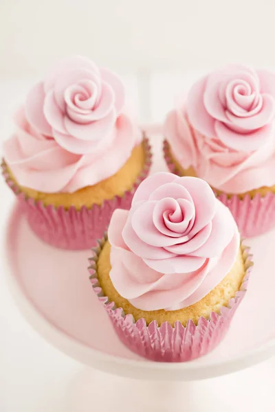 Trois Cupcakes Roses Gros Plan — Photo