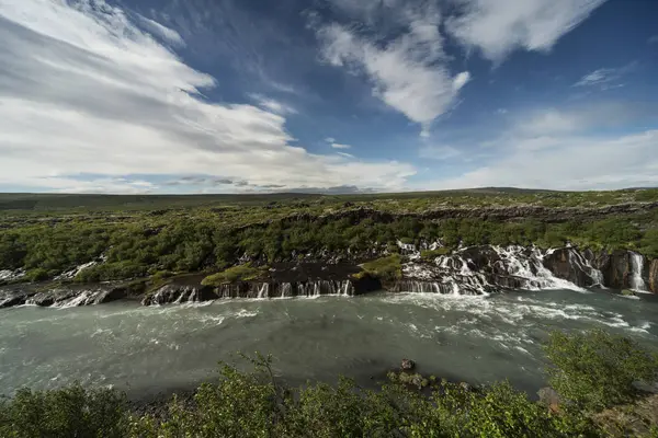 Island Fließender Wasserfall Hraunfossar — Stockfoto