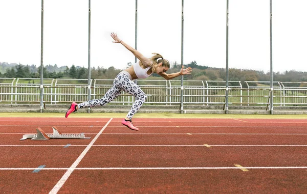 Atleet Vrouw Vlucht Buiten — Stockfoto