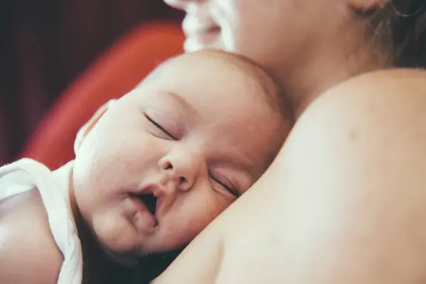Recém Nascido Dormindo Com Cabeça Ombro Mãe — Fotografia de Stock