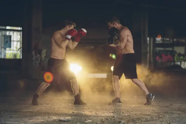 两名拳击手在废弃的工厂打架 — 图库照片
