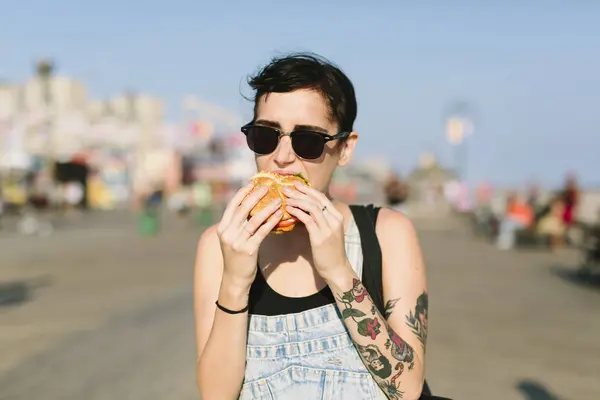 Young Woman Eating Hamburger — Stock Photo, Image