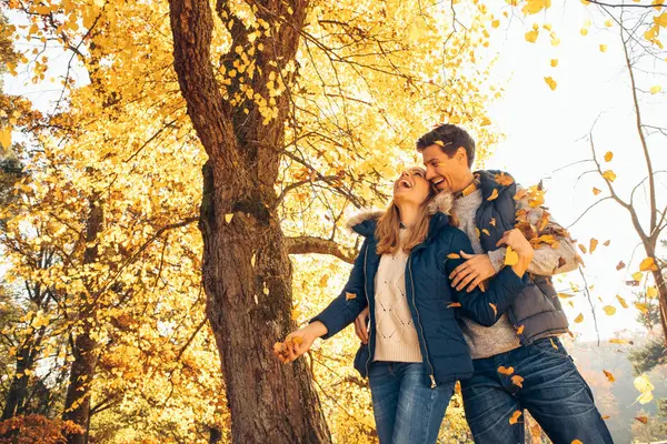 Coppia divertirsi nella foresta — Foto Stock