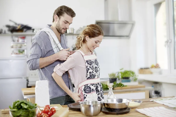 Homem Ajudando Mulher Colocando Avental Cozinha — Fotografia de Stock