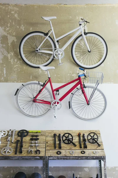 店の壁に掛かっている つのカスタム メード自転車 — ストック写真