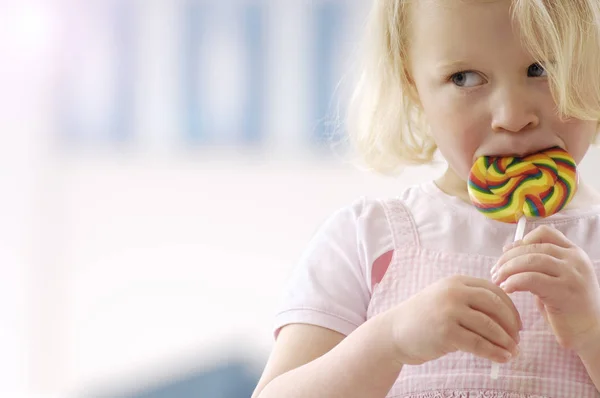 Portret Van Blond Meisje Met Lolly — Stockfoto