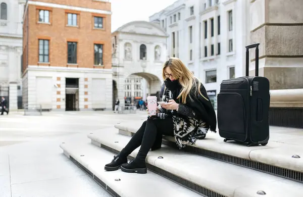 Cep Telefonunu Merdivenlerde Kontrol Bagaj Olan Ngiltere Londra Kadın — Stok fotoğraf