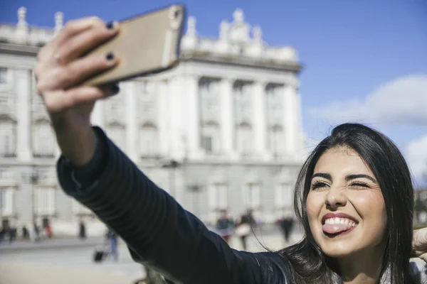 Hiszpania Madryt Portret Kobiety Robiąc Miny Biorąc Selfie Smartphone — Zdjęcie stockowe