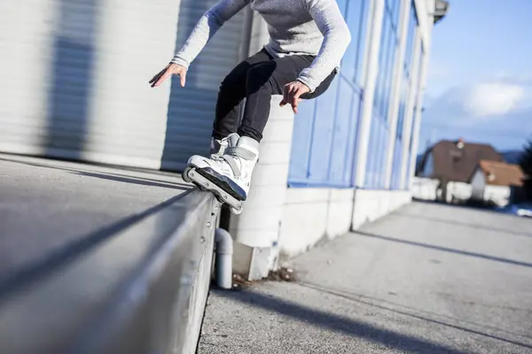 Man doing trick on inline skates — Stock Photo, Image