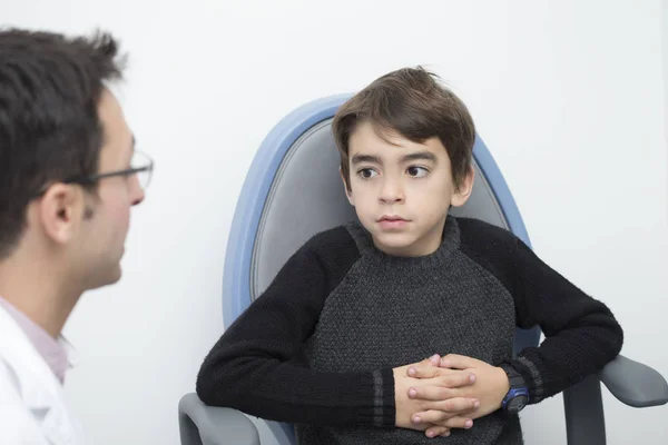Augenarzt Spricht Mit Junge Stuhl Klinik — Stockfoto