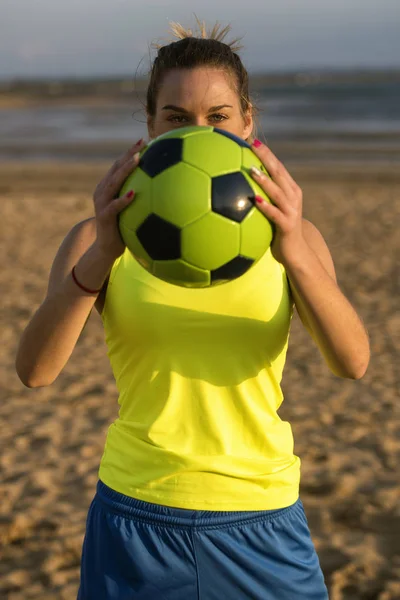 Young Woman Playing Soccer Beach — Stock Photo, Image