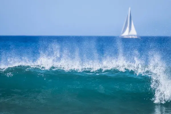 Barca Vela Sul Mare Con Onda Primo Piano — Foto Stock