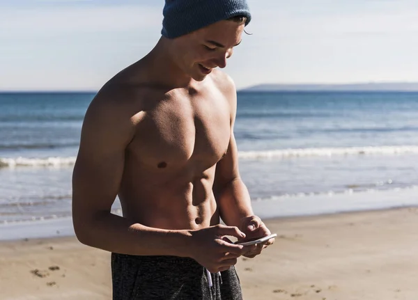 Junger Kaukasischer Sportlicher Mann Mit Smartphone Strand Frankreich Halbinsel Crozon — Stockfoto