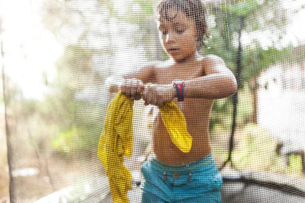 Niño Pie Trampolín Sacando Camiseta Mojada — Foto de Stock