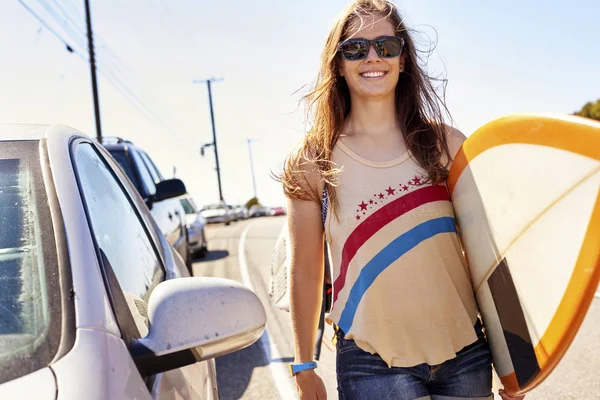 Mujer Joven Sonriente Llevando Tabla Surf Carretera Costera —  Fotos de Stock