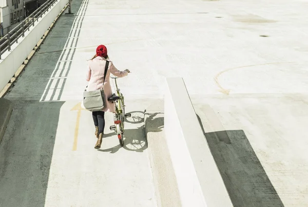 Jovem Mulher Empurrando Bicicleta Nível Estacionamento — Fotografia de Stock