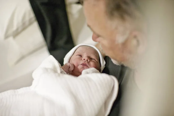 Father Newborn Baby Looking Him — Stock Photo, Image