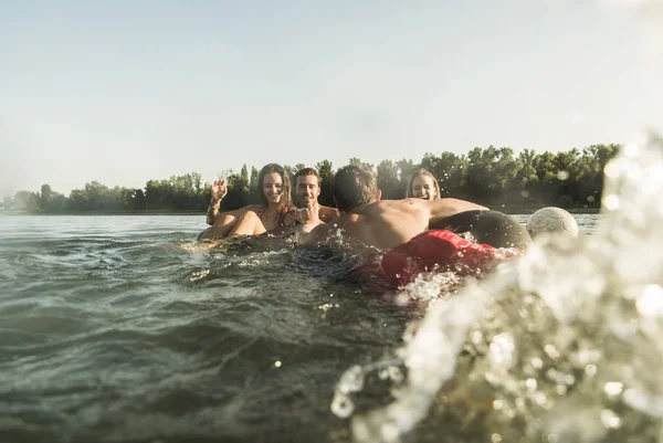 Happy Friends Berenang Dan Percikan Sungai — Stok Foto