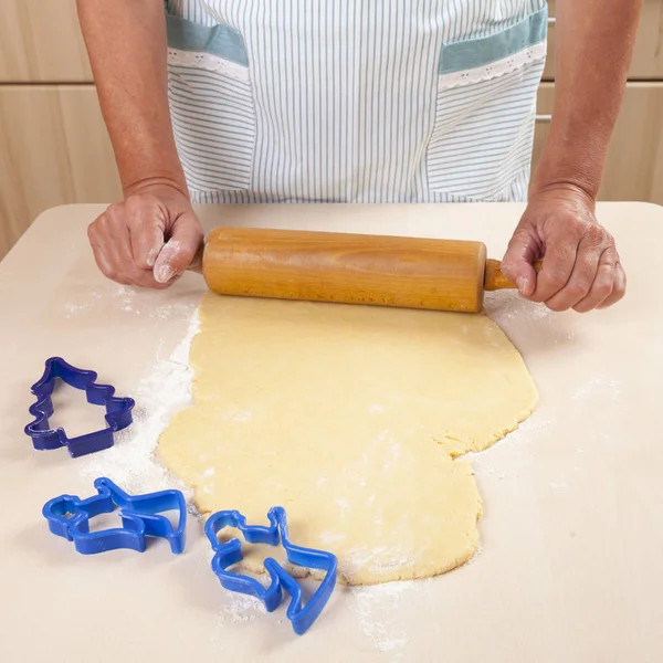 Mujer Amasando Masa Con Rodillo Cortadores Galletas —  Fotos de Stock