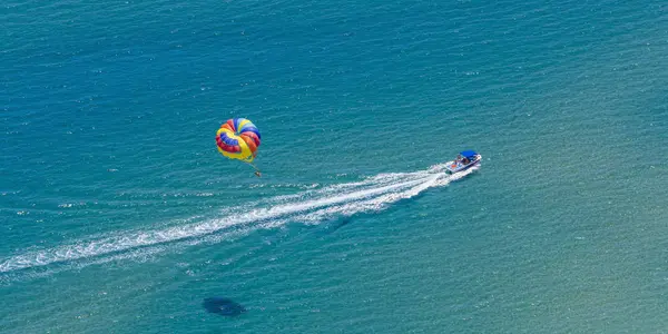 Luftaufnahme Von Parasailing Auf Motorboot — Stockfoto