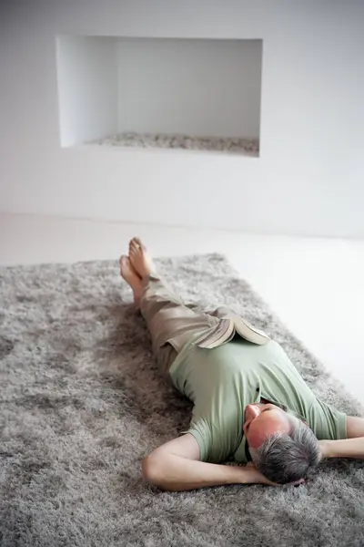 Dojrzały Człowiek Leżący Relaksujący Dywanie Domu — Zdjęcie stockowe