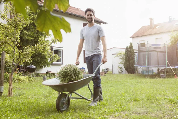 Adulto Caucasiano Homem Empurrando Carrinho Mão Com Planta Jardim — Fotografia de Stock
