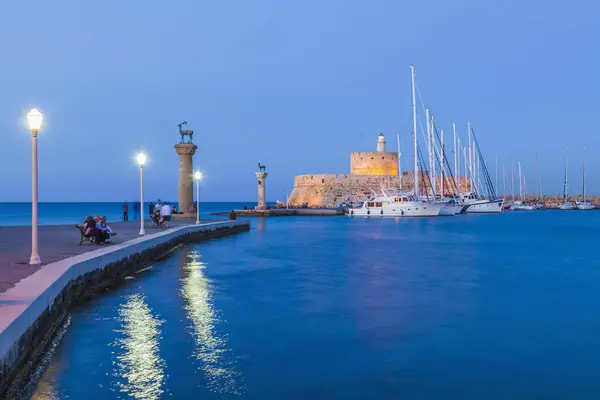 Griechenland Rhodos Einfahrt Zum Mandraki Hafen Zur Blauen Stunde — Stockfoto