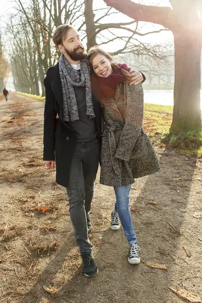Пара прогуливающаяся в осеннем парке — стоковое фото